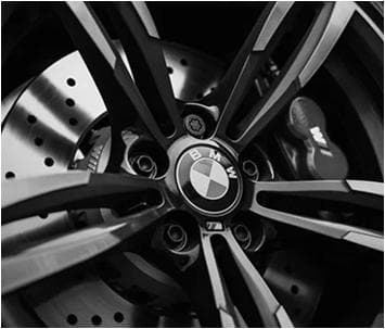 Photo Pomoc przy mocowaniu kół